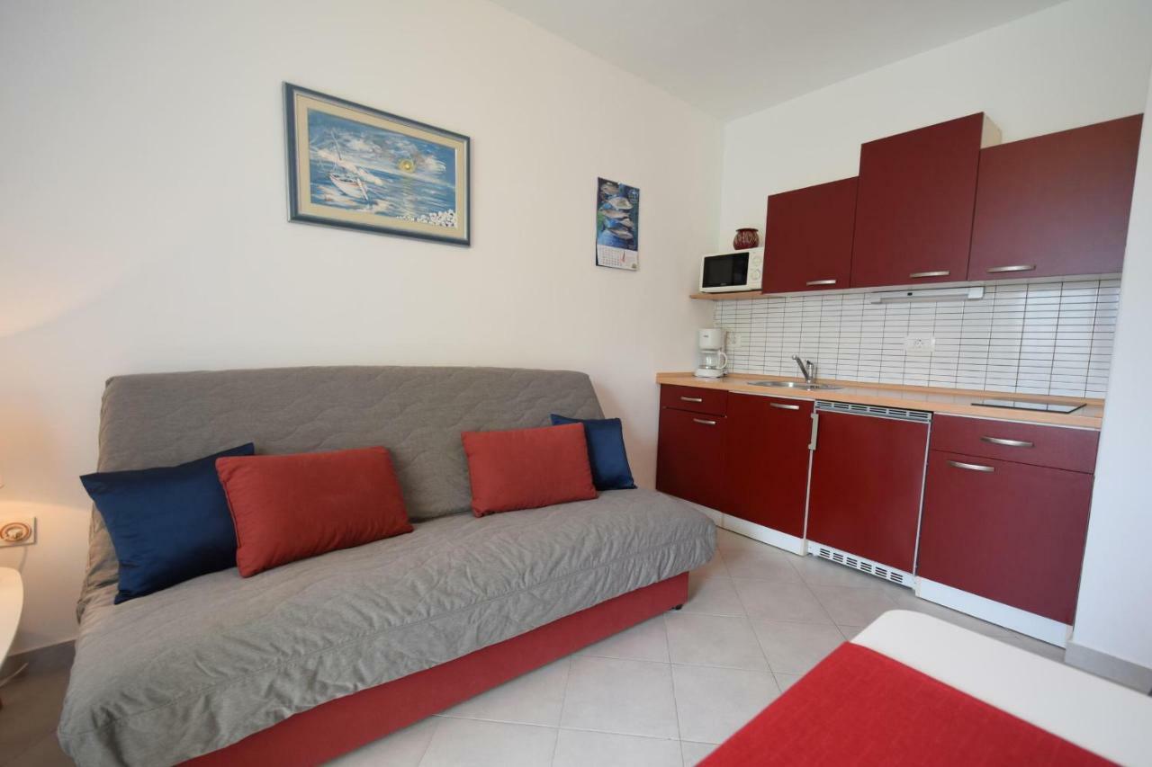 Apartments Andrea Malinska Exterior photo
